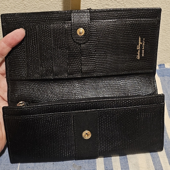 Salvatore Ferragamo Black Wallet with Gold Accent EUC - Picture 6 of 9